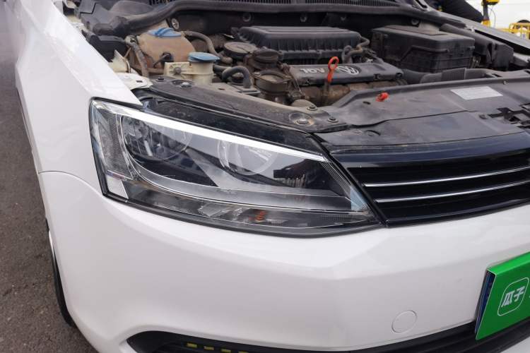 Used Volkswagen Sagitar 2012 1.6L Automatic Fashion Edition Right Front Headlight