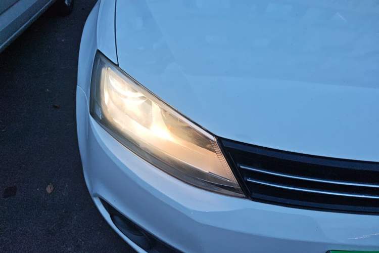 Used Volkswagen Sagitar 2012 1.6L Automatic Fashion Edition Right Front Headlight
