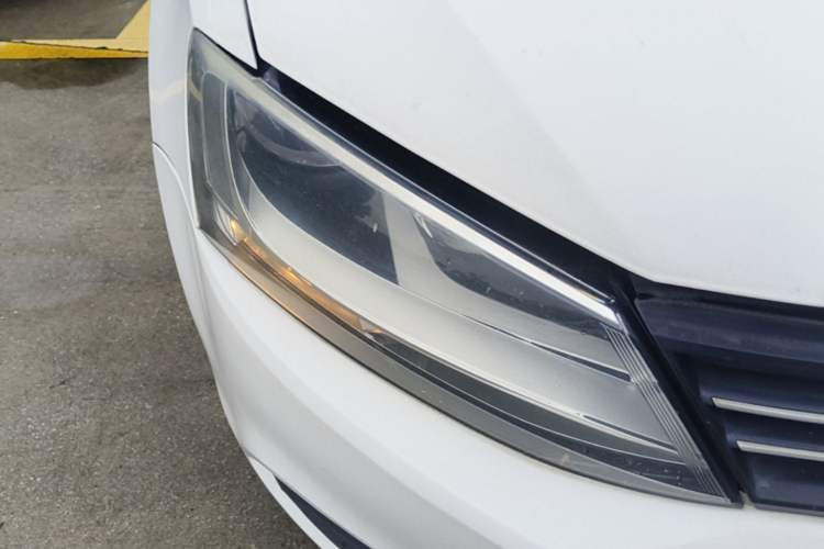 Used Volkswagen Sagitar 2012 1.4TSI Automatic Fashion Edition Right Front Headlight