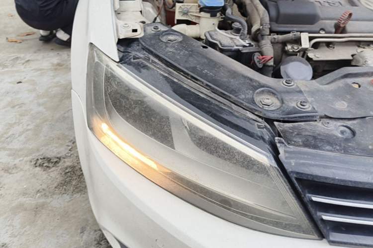 Used Volkswagen Sagitar 2012 1.4TSI Automatic Luxury Edition Right Front Headlight