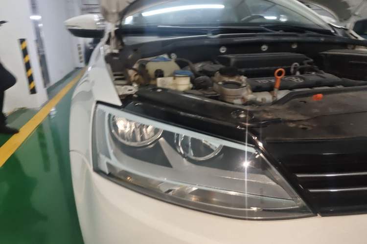 Used Volkswagen Sagitar 2012 1.6L Automatic Comfort Edition Right Front Headlight