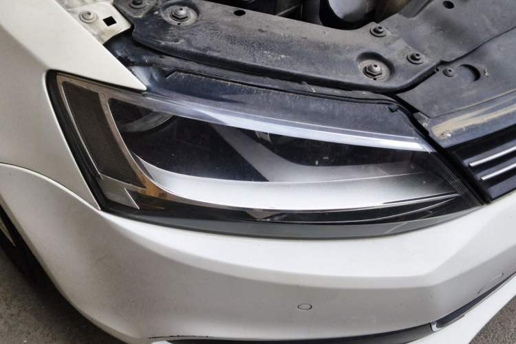 Used Volkswagen Sagitar 2012 1.4TSI Manual Luxury Model Right Front Headlight