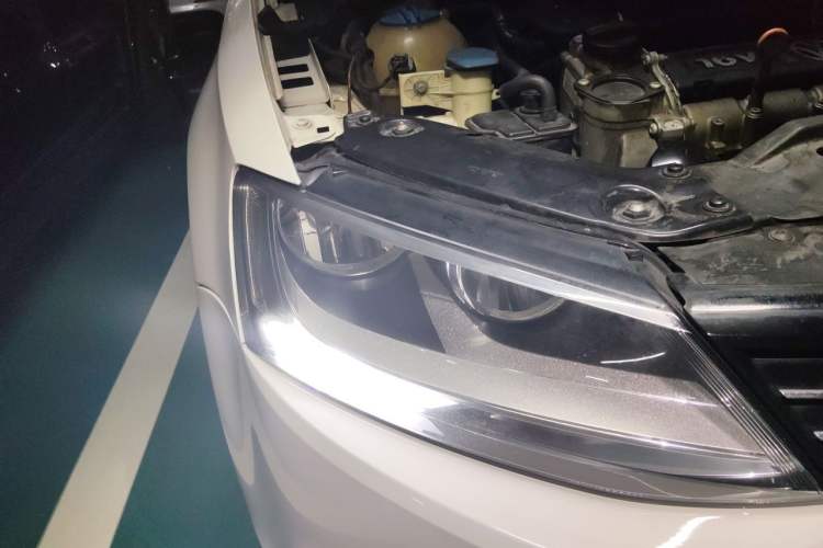 Used Volkswagen Sagitar 2012 1.6L Automatic Comfort Edition Right Front Headlight