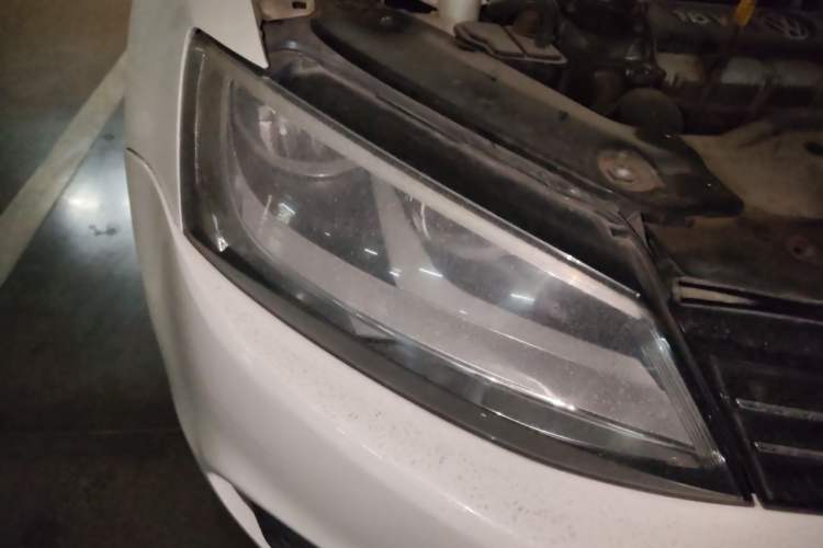 Used Volkswagen Sagitar 2012 1.6L Manual Comfort Model Right Front Headlight
