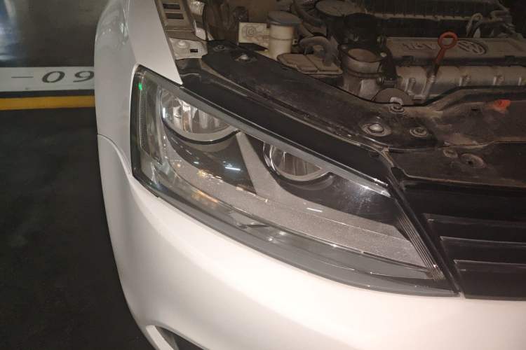 Used Volkswagen Sagitar 2012 1.6L Automatic Comfort Edition Right Front Headlight