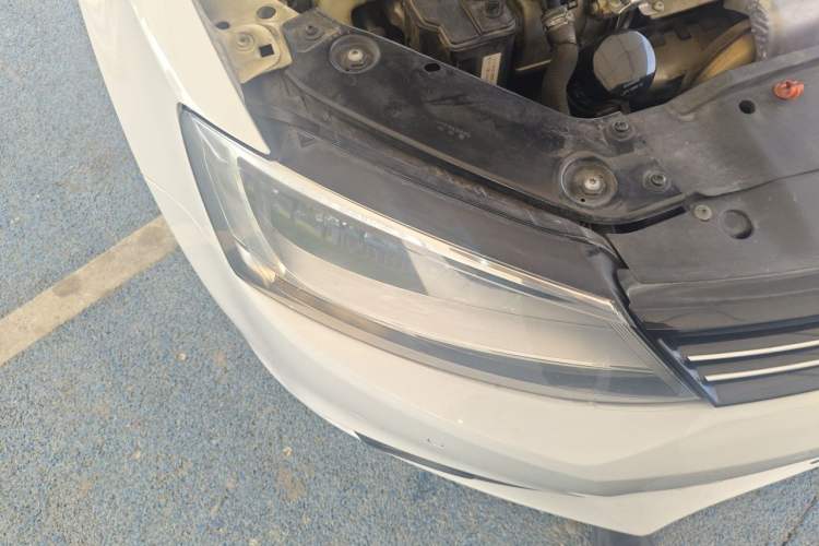 Used Volkswagen Sagitar 2012 1.4TSI Automatic Luxury Edition Right Front Headlight