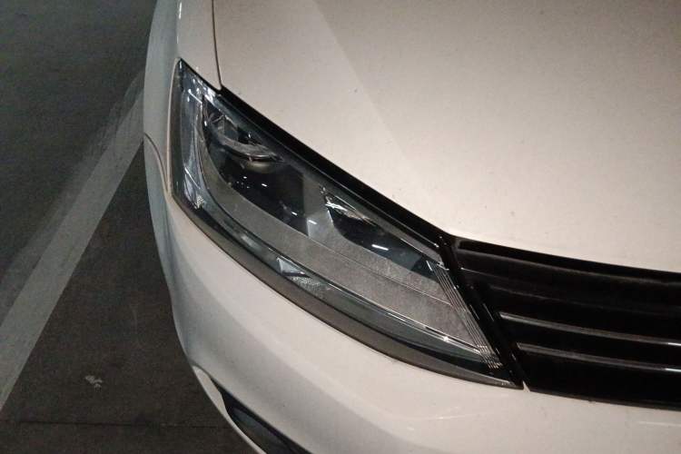 Used Volkswagen Sagitar 2012 1.6L Automatic Comfort Edition Right Front Headlight