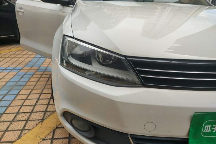 Used Volkswagen Sagitar 2012 1.6L Automatic Comfort Edition Right Front Headlight