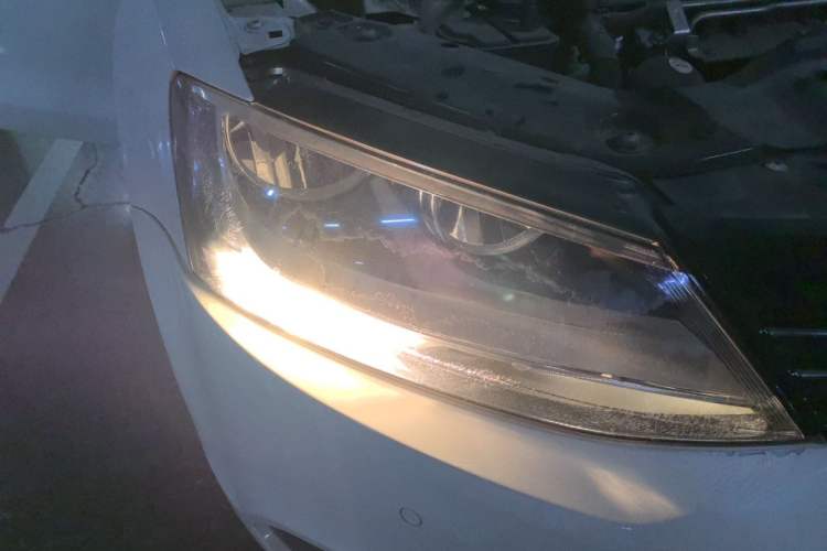 Used Volkswagen Sagitar 2012 1.4TSI Manual Luxury Model Right Front Headlight