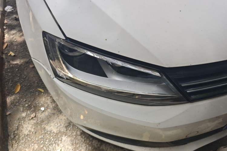 Used Volkswagen Sagitar 2012 1.6L Automatic Fashion Edition Right Front Headlight