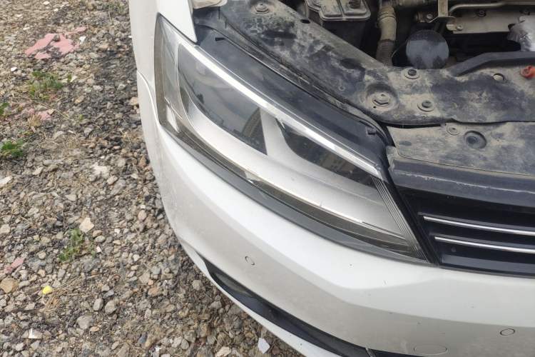 Used Volkswagen Sagitar 2012 1.4TSI Automatic Luxury Edition Right Front Headlight
