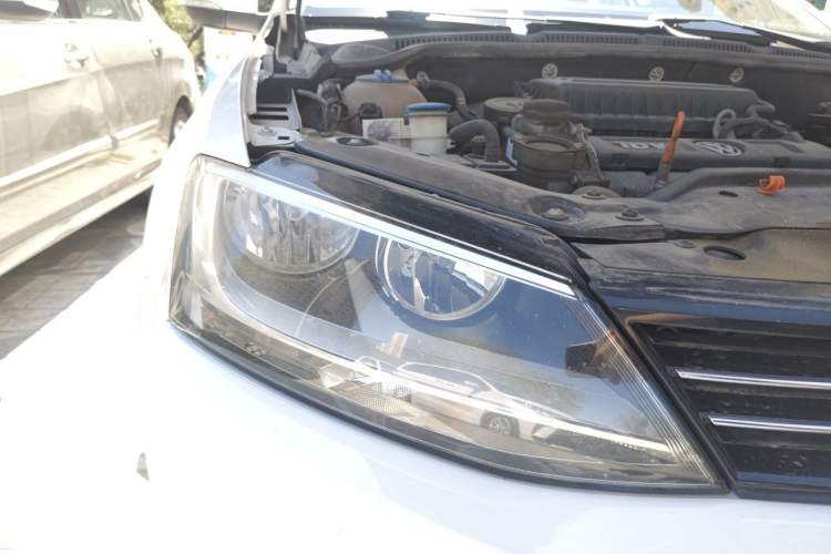 Used Volkswagen Sagitar 2012 1.6L Manual Comfort Model Right Front Headlight