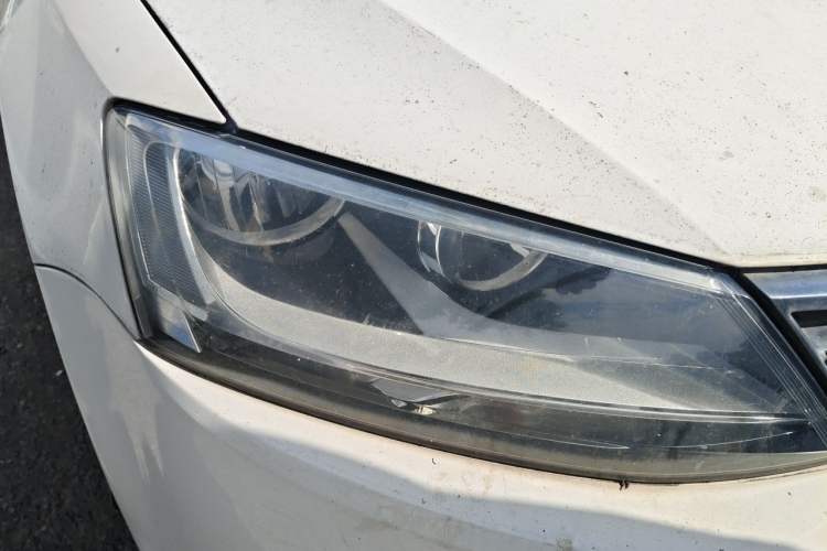 Used Volkswagen Sagitar 2012 1.6L Automatic Fashion Edition Right Front Headlight