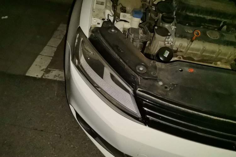 Used Volkswagen Sagitar 2012 1.6L Manual Comfort Model Right Front Headlight