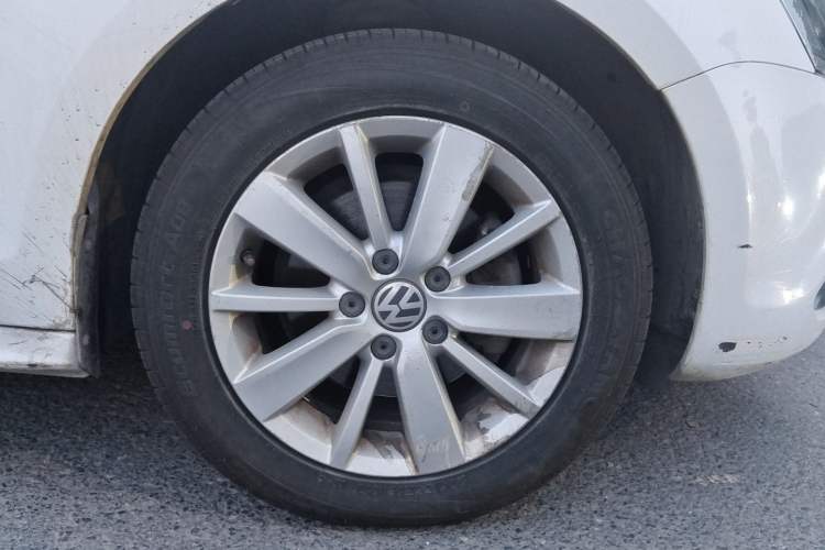 Used Volkswagen Sagitar 2012 1.4TSI Automatic Fashion Edition Right Front Wheel Hub