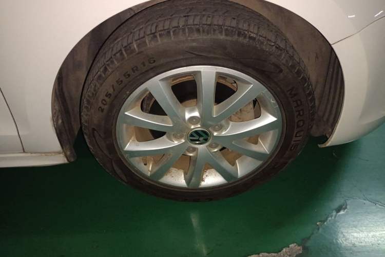 Used Volkswagen Sagitar 2012 1.4TSI Manual Luxury Model Right Front Wheel Hub