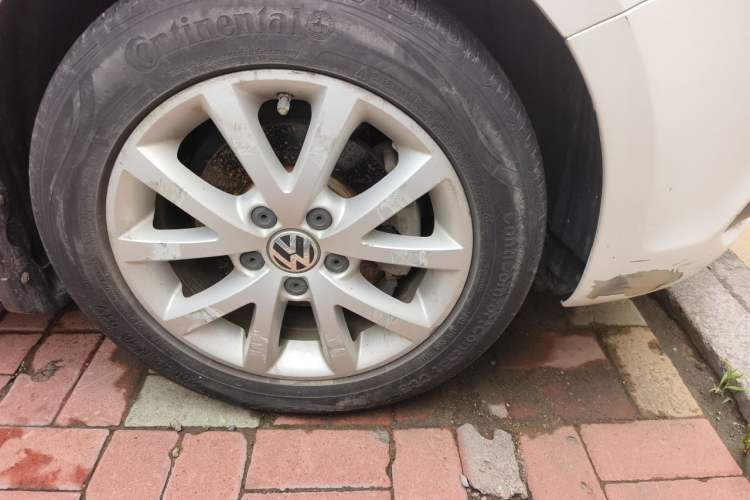 Used Volkswagen Sagitar 2012 1.6L Automatic Comfort Edition Right Front Wheel Hub