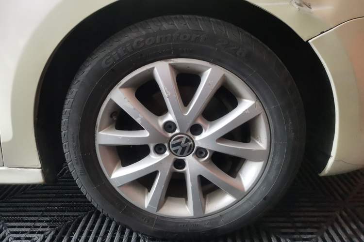 Used Volkswagen Sagitar 2012 1.6L Automatic Comfort Edition Right Front Wheel Hub