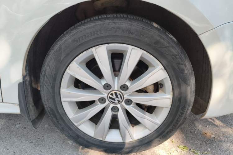 Used Volkswagen Sagitar 2012 1.6L Automatic Comfort Edition Right Front Wheel Hub