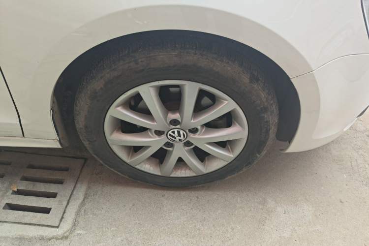Used Volkswagen Sagitar 2012 1.6L Automatic Comfort Edition Right Front Wheel Hub