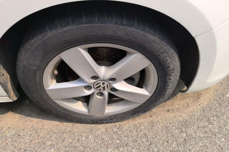 Used Volkswagen Sagitar 2012 1.4TSI Automatic Fashion Edition Right Front Wheel Hub