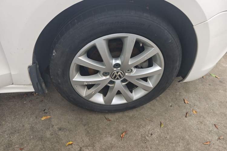 Used Volkswagen Sagitar 2012 1.6L Automatic Comfort Edition Right Front Wheel Hub