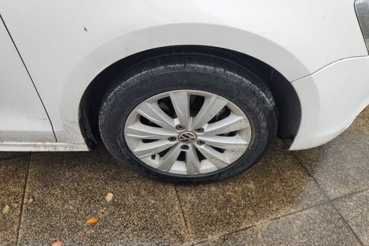 Used Volkswagen Sagitar 2012 1.4TSI Manual Luxury Model Right Front Wheel Hub