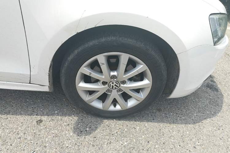 Used Volkswagen Sagitar 2012 1.6L Automatic Comfort Edition Right Front Wheel Hub