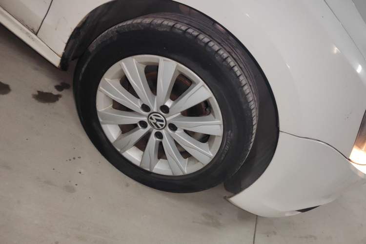Used Volkswagen Sagitar 2012 1.4TSI Manual Luxury Model Right Front Wheel Hub