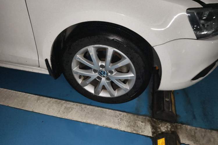Used Volkswagen Sagitar 2012 1.4TSI Automatic Luxury Edition Right Front Wheel Hub