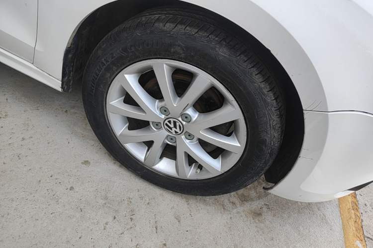 Used Volkswagen Sagitar 2012 1.4TSI Automatic Luxury Edition Right Front Wheel Hub