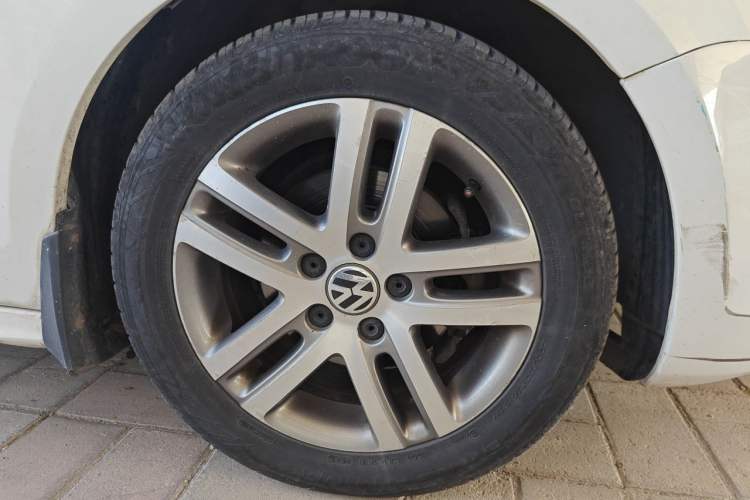 Used Volkswagen Sagitar 2012 1.6L Automatic Comfort Edition Right Front Wheel Hub