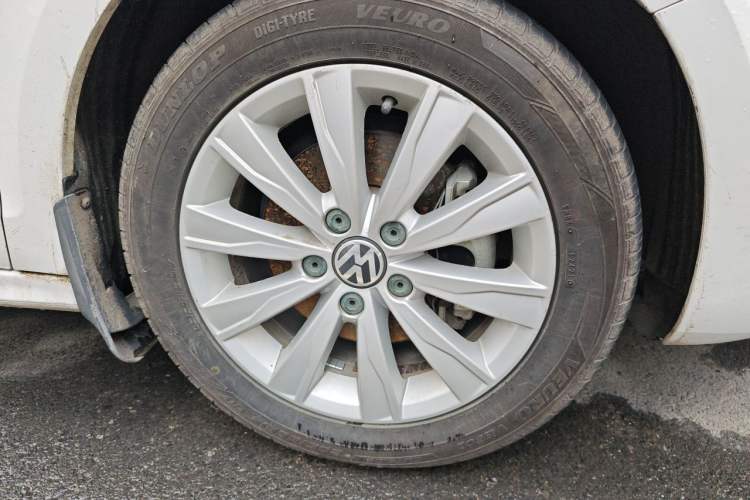 Used Volkswagen Sagitar 2012 1.4TSI Automatic Luxury Edition Right Front Wheel Hub