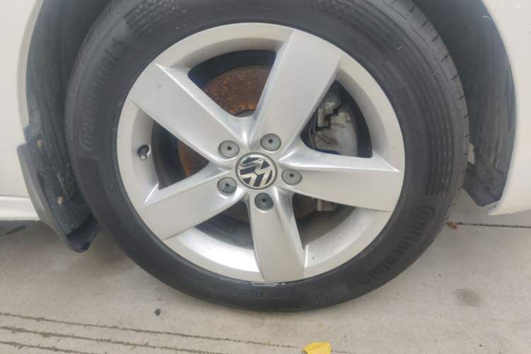 Used Volkswagen Sagitar 2012 1.4TSI Automatic Fashion Edition Right Front Wheel Hub