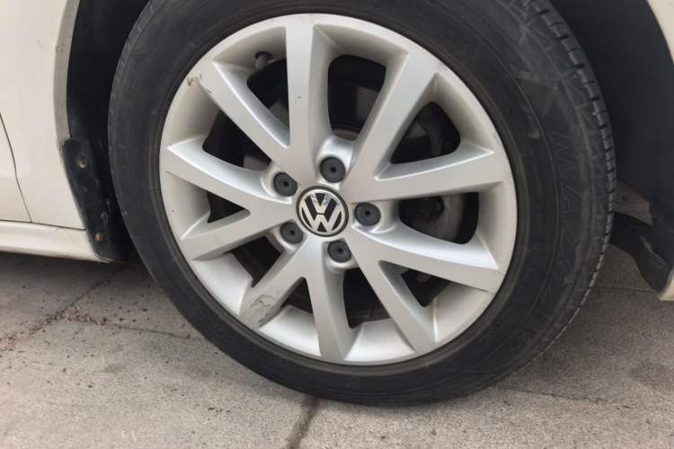 Used Volkswagen Sagitar 2012 1.6L Automatic Comfort Edition Right Front Wheel Hub