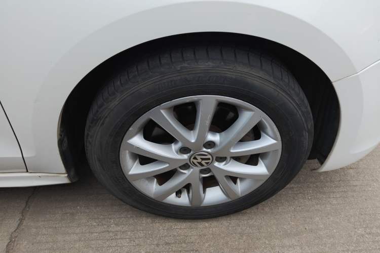 Used Volkswagen Sagitar 2012 1.4TSI Automatic Luxury Edition Right Front Wheel Hub