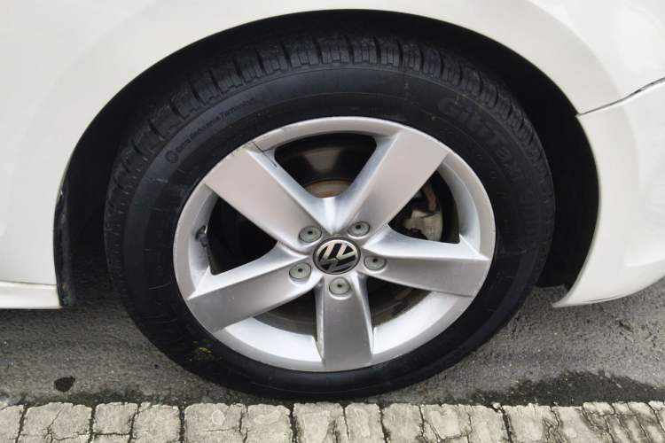 Used Volkswagen Sagitar 2012 1.6L Automatic Fashion Edition Right Front Wheel Hub