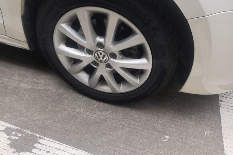 Used Volkswagen Sagitar 2012 1.4TSI Automatic Luxury Edition Right Front Wheel Hub