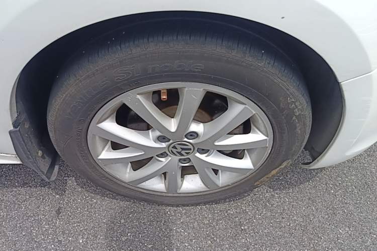 Used Volkswagen Sagitar 2012 1.6L Automatic Comfort Edition Right Front Wheel Hub
