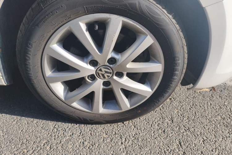 Used Volkswagen Sagitar 2012 1.4TSI Automatic Luxury Edition Right Front Wheel Hub
