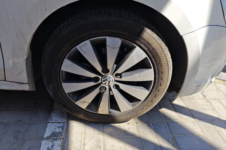 Used Volkswagen Sagitar 2012 1.4TSI Automatic Flagship Edition Right Front Wheel Hub