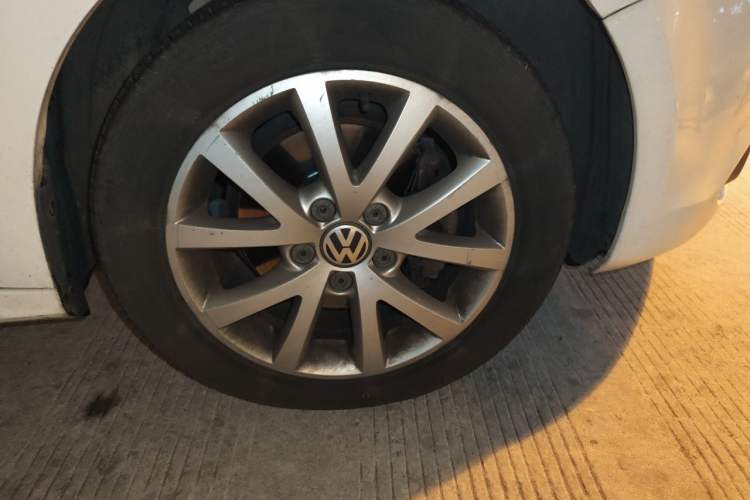Used Volkswagen Sagitar 2012 1.4TSI Automatic Luxury Edition Right Front Wheel Hub