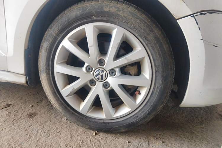 Used Volkswagen Sagitar 2012 1.6L Automatic Comfort Edition Right Front Wheel Hub