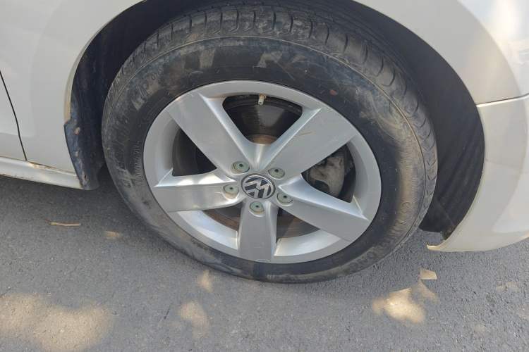 Used Volkswagen Sagitar 2012 1.4TSI Automatic Fashion Edition Right Front Wheel Hub