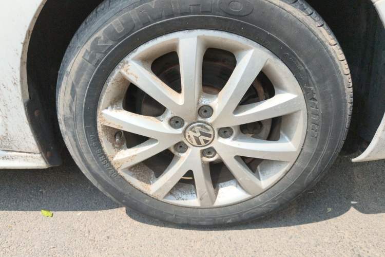 Used Volkswagen Sagitar 2012 1.6L Automatic Comfort Edition Right Front Wheel Hub