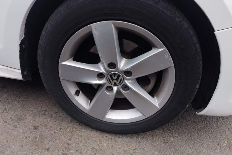Used Volkswagen Sagitar 2012 1.6L Automatic Fashion Edition Right Front Wheel Hub