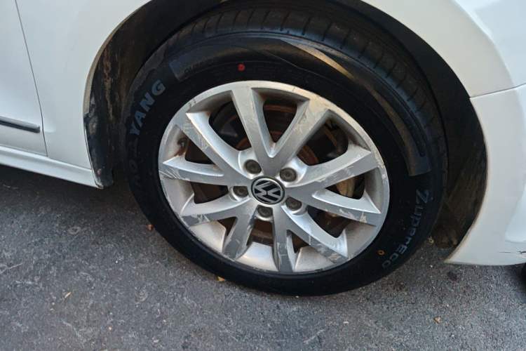Used Volkswagen Sagitar 2012 1.6L Automatic Fashion Edition Right Front Wheel Hub