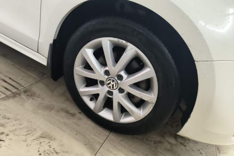 Used Volkswagen Sagitar 2012 1.4TSI Automatic Luxury Edition Right Front Wheel Hub
