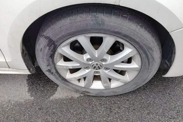 Used Volkswagen Sagitar 2012 1.6L Automatic Comfort Edition Right Front Wheel Hub