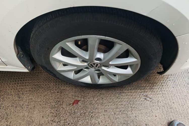 Used Volkswagen Sagitar 2012 1.6L Automatic Comfort Edition Right Front Wheel Hub